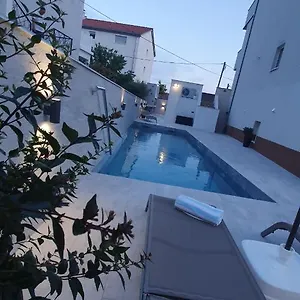 Rina- Heated Salt Water Pool Apartment